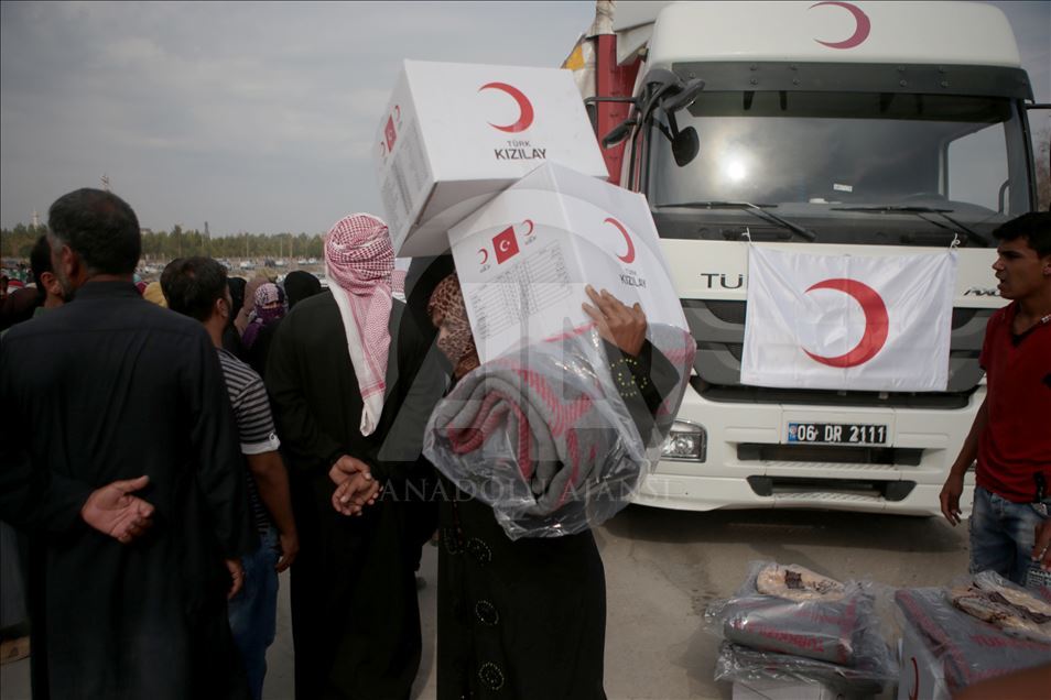 الهلال الأحمر التركي يوزع مساعدات إنسانية على سكان تل أبيض
