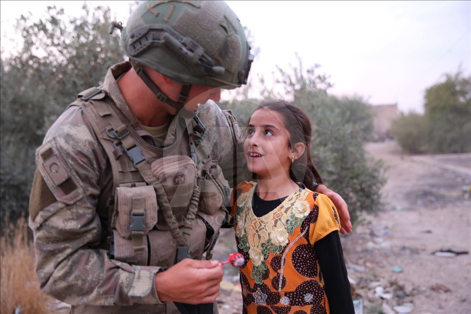 الجندي التركي يرسم البسمة على وجوه أطفال "تل حلف" السورية
