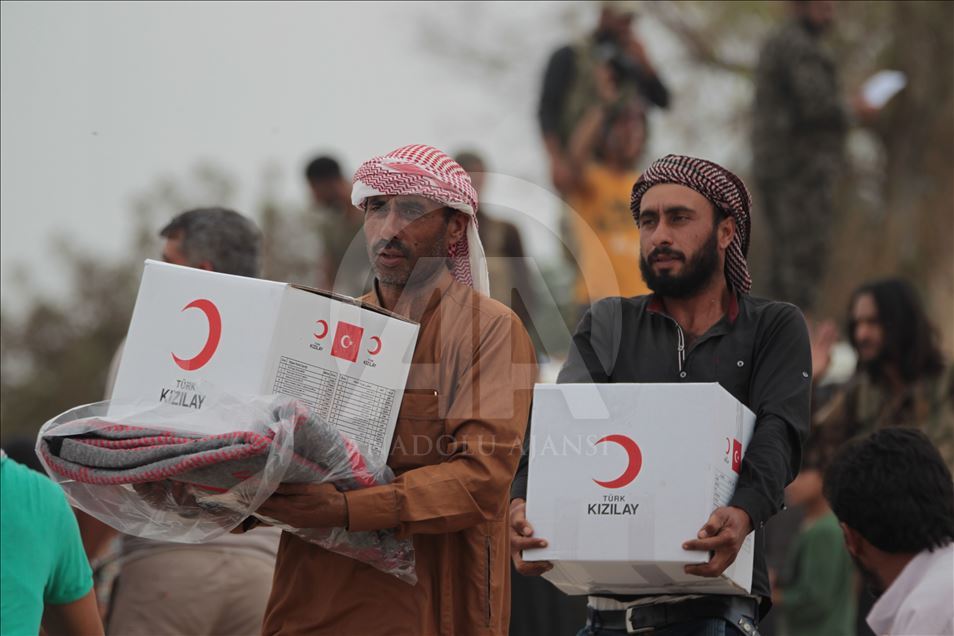 الهلال الأحمر التركي يوزع مساعدات إنسانية على سكان تل أبيض