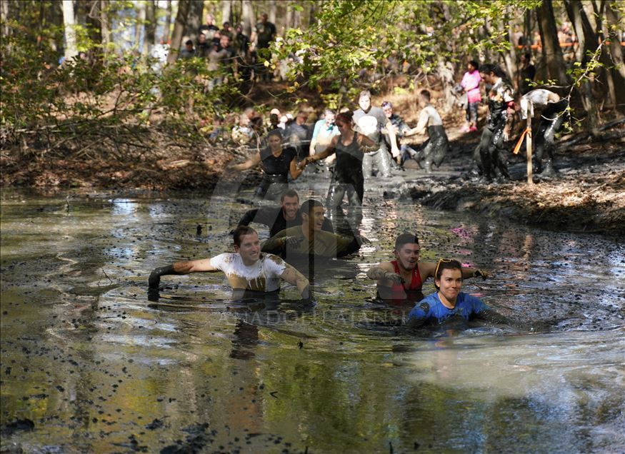 Amerikalı yüzlerce atlet "Tough Mudder" koşusunda ter döktü