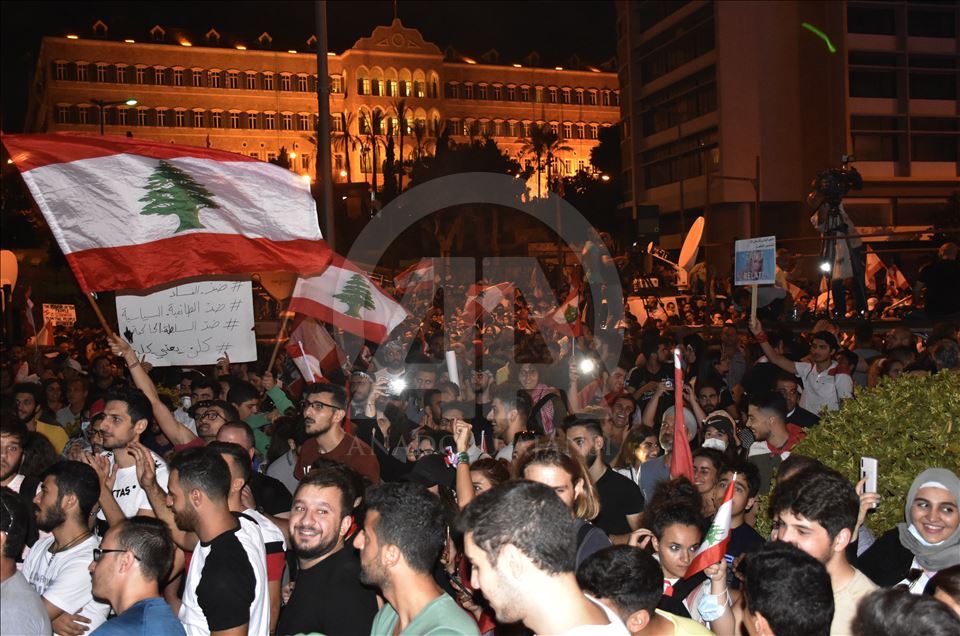 Lübnan'da hükümet karşıtı gösteriler devam ediyor