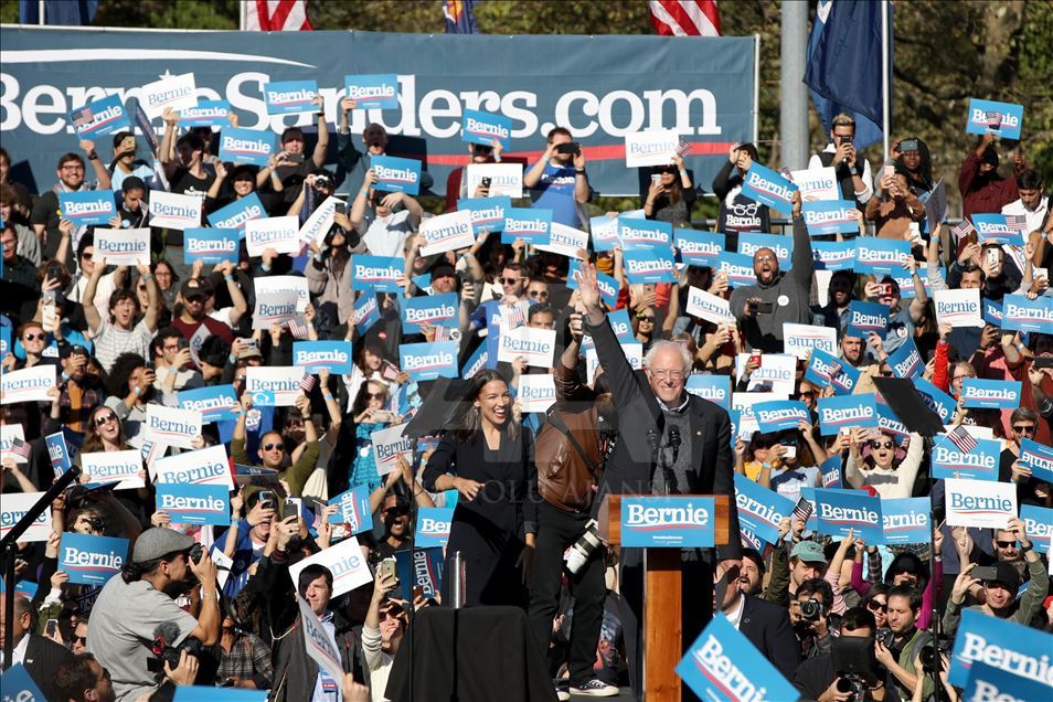 Bernie Sanders New York'ta seçim kampanyası düzenledi