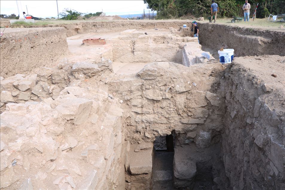 Çanakkale'de 19 asırlık kadın hekim mezarı bulundu
