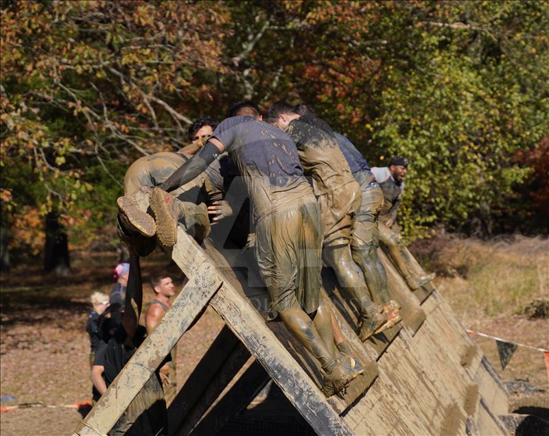 Amerikalı yüzlerce atlet "Tough Mudder" koşusunda ter döktü