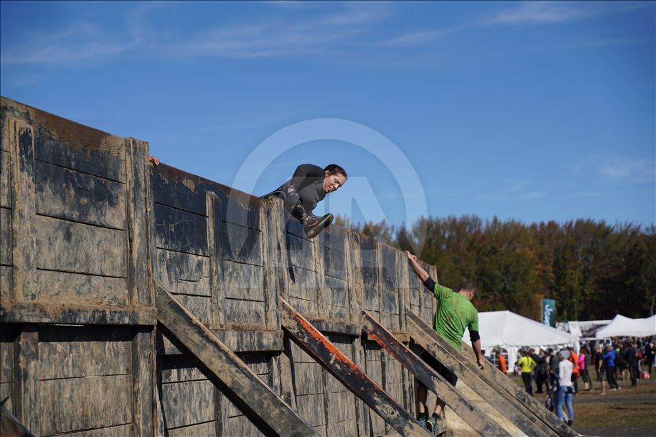 Amerikalı yüzlerce atlet "Tough Mudder" koşusunda ter döktü