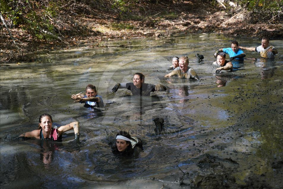Amerikalı yüzlerce atlet "Tough Mudder" koşusunda ter döktü