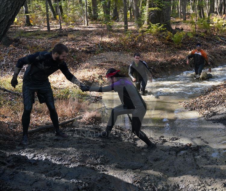 Amerikalı yüzlerce atlet "Tough Mudder" koşusunda ter döktü