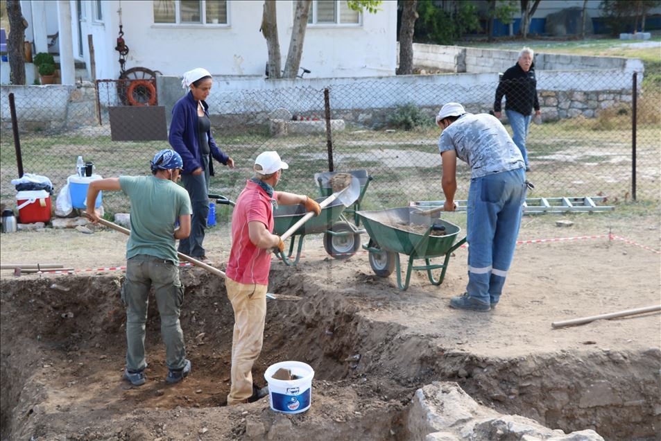 Çanakkale'de 19 asırlık kadın hekim mezarı bulundu