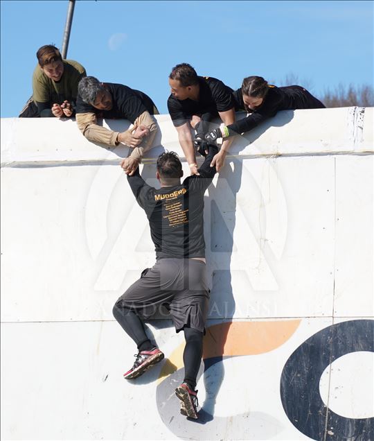 Amerikalı yüzlerce atlet "Tough Mudder" koşusunda ter döktü