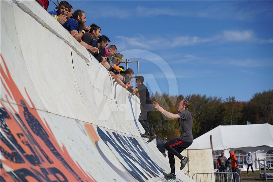 Amerikalı yüzlerce atlet "Tough Mudder" koşusunda ter döktü