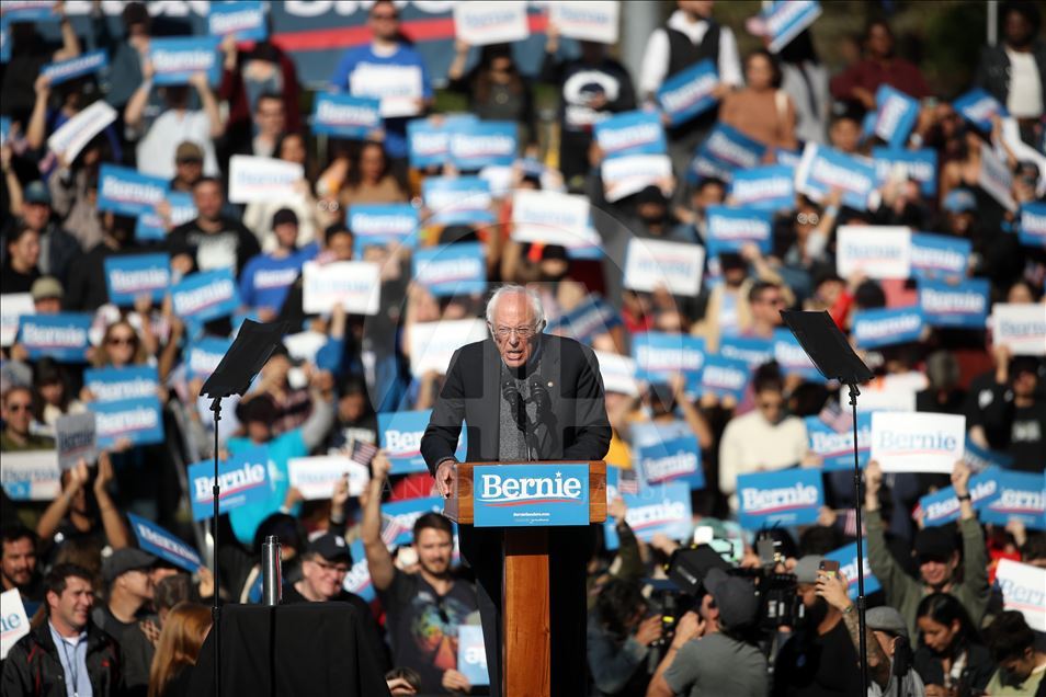 Bernie Sanders New York'ta seçim kampanyası düzenledi