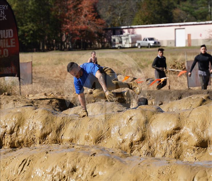 Amerikalı yüzlerce atlet "Tough Mudder" koşusunda ter döktü
