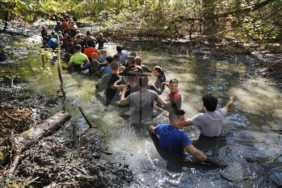Amerikalı yüzlerce atlet "Tough Mudder" koşusunda ter döktü