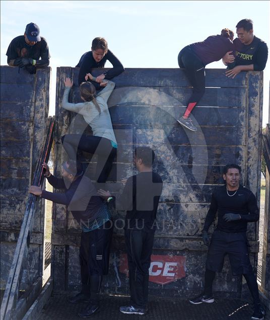 Amerikalı yüzlerce atlet "Tough Mudder" koşusunda ter döktü
