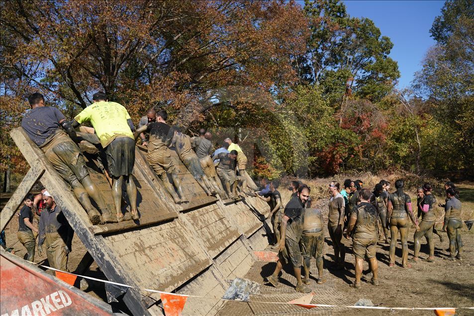 Amerikalı yüzlerce atlet "Tough Mudder" koşusunda ter döktü