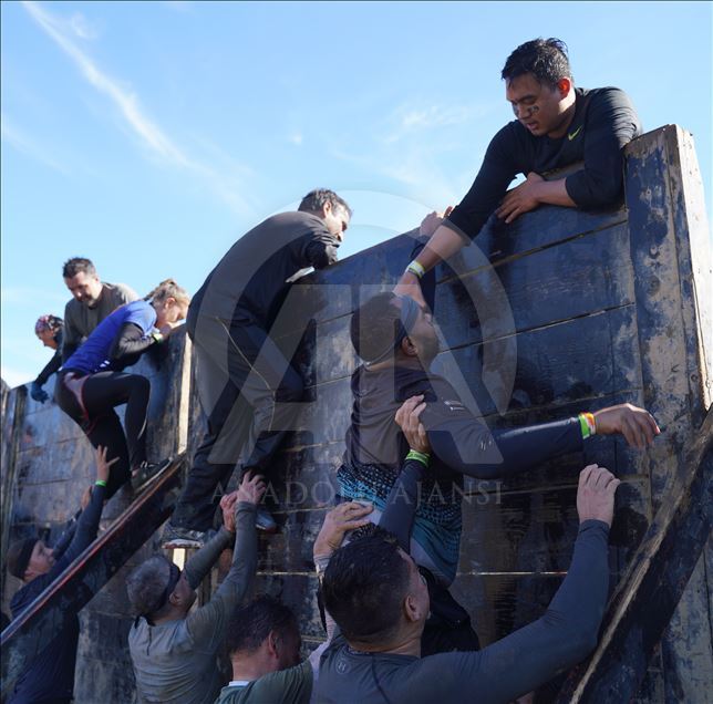 Amerikalı yüzlerce atlet "Tough Mudder" koşusunda ter döktü