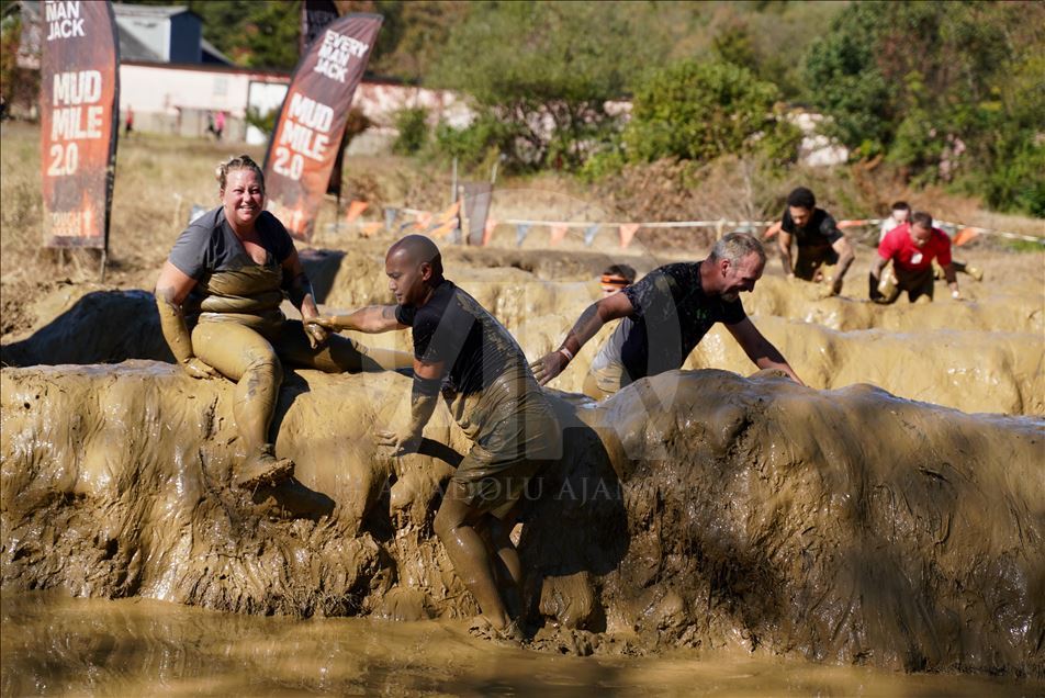 Amerikalı yüzlerce atlet "Tough Mudder" koşusunda ter döktü