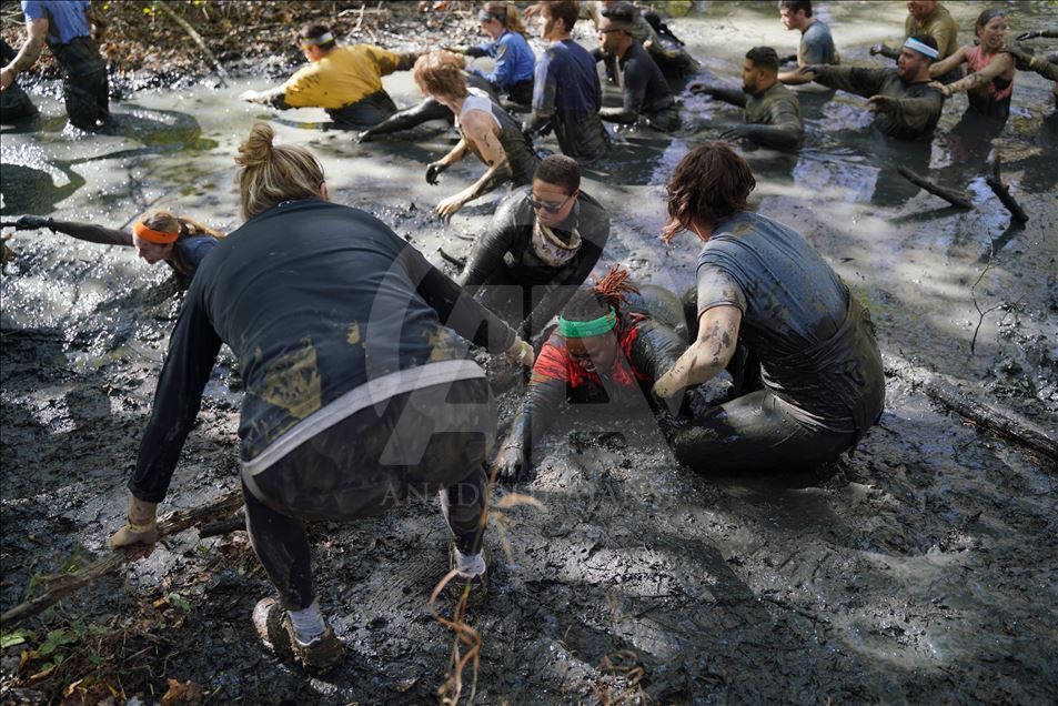 Amerikalı yüzlerce atlet "Tough Mudder" koşusunda ter döktü