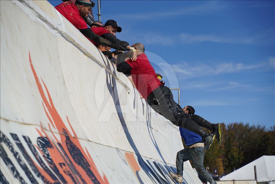 Amerikalı yüzlerce atlet "Tough Mudder" koşusunda ter döktü