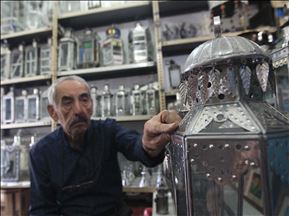 تركي يبدع في صنع فوانيس تقليدية من الصفيح القديم