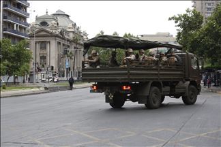 Santiago de Chile despierta con los estragos dejados por las protestas de este sábado