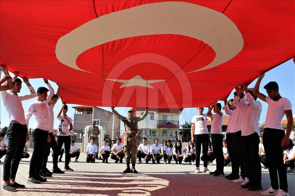 Manisa'da öğretmen ve öğrencilerden harekata destek