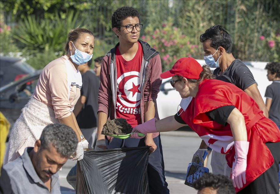 تونس.. حملة نظافة تطوعية "توحد" المواطنين