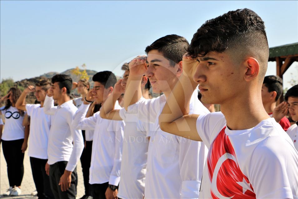 Manisa'da öğretmen ve öğrencilerden harekata destek