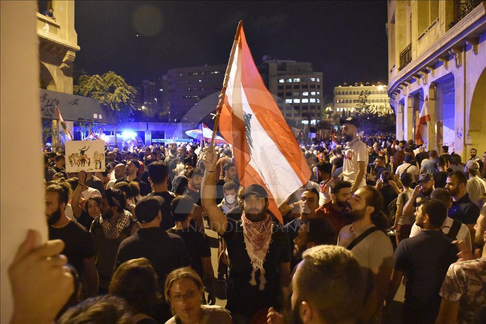 متظاهرو لبنان يرفضون إصلاحات الحريري: باقون في الشارع