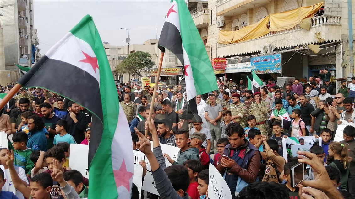 سوريا.. نازحو منبج يتظاهرون ضد دخول قوات النظام مدينتهم
