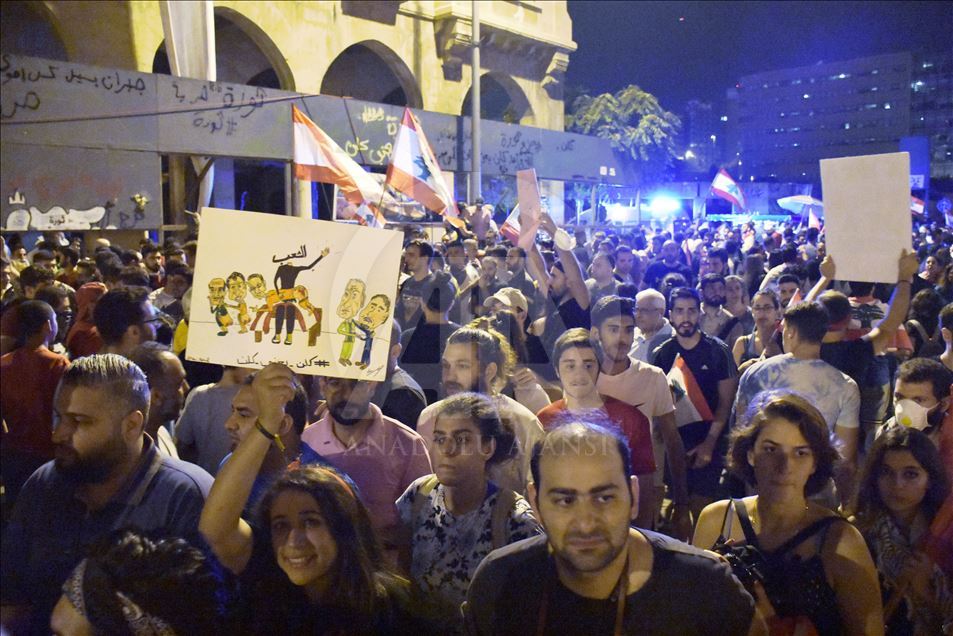 متظاهرو لبنان يرفضون إصلاحات الحريري: باقون في الشارع
