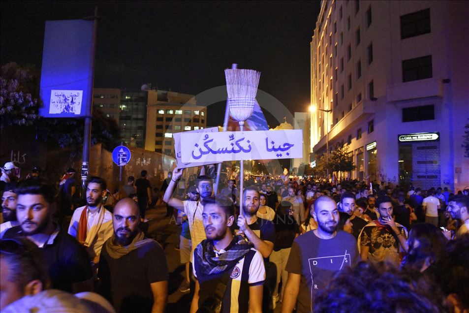 متظاهرو لبنان يرفضون إصلاحات الحريري: باقون في الشارع