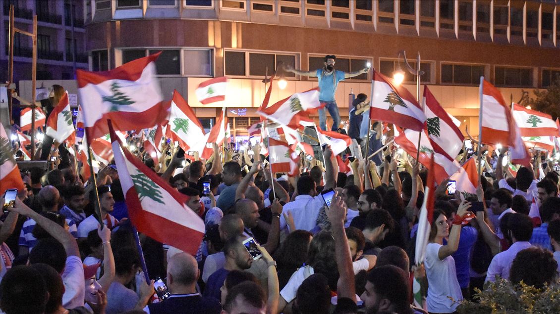 Lübnan'da hükümetin son kararlarına rağmen gösteriler sürüyor
