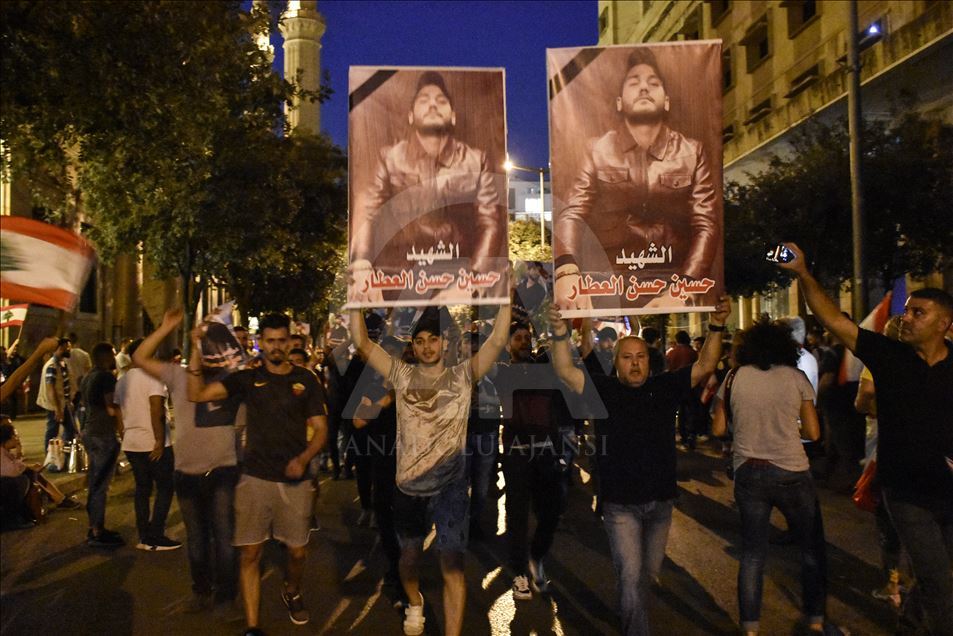 Lübnan'da hükümetin son kararlarına rağmen gösteriler sürüyor
