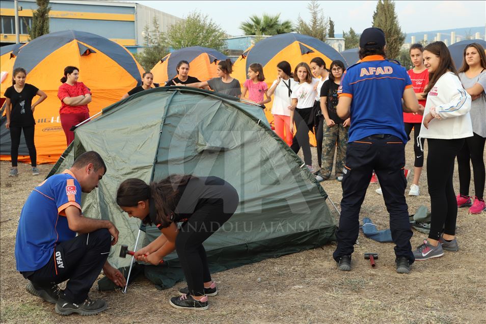 Polisin kampında öğrencilere "afet" eğitimi