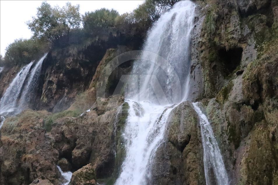 Girlevik Şelalesi'nde sonbahar güzelliği
