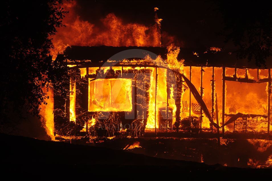 California'da yerleşim yerlerine yayılan yangınlar nedeniyle binlerce kişi tahliye edildi
