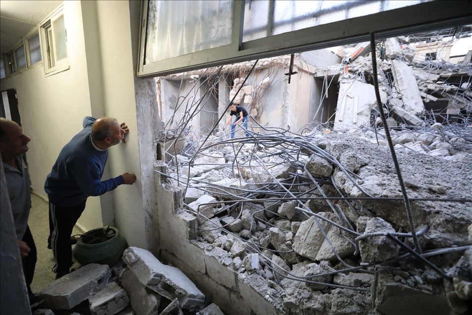 İsrail, Batı Şeria'da Filistinlilere ait bir evi yıktı
