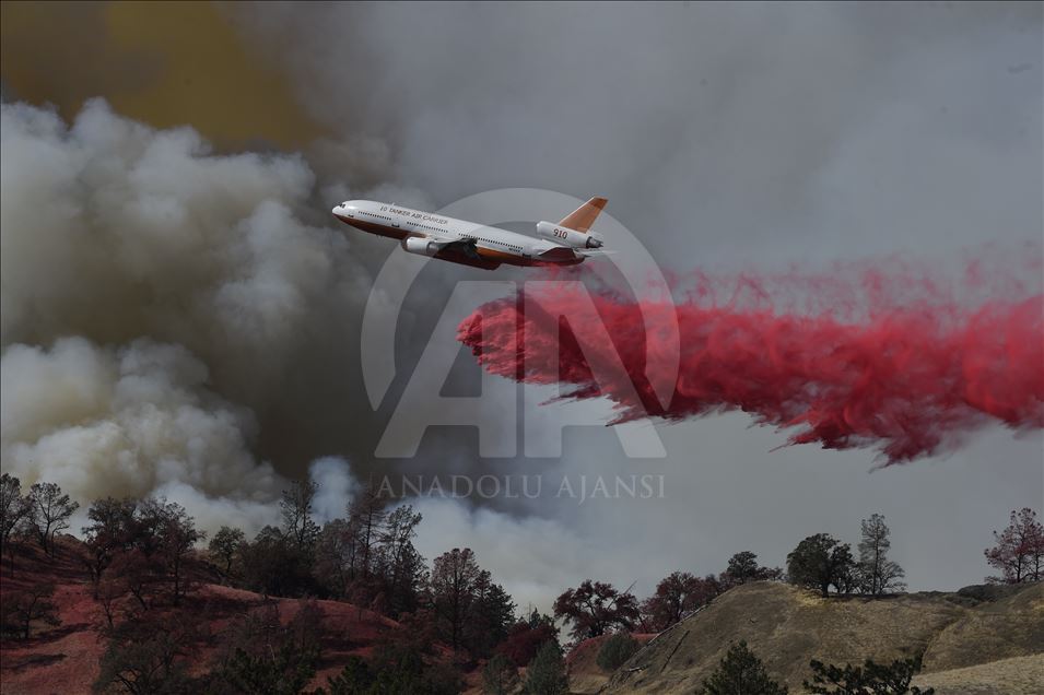 California'da yerleşim yerlerine yayılan yangınlar nedeniyle binlerce kişi tahliye edildi