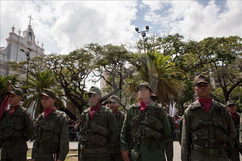 Vénézuela : pro et anti-Maduro manifestent à Caracas
