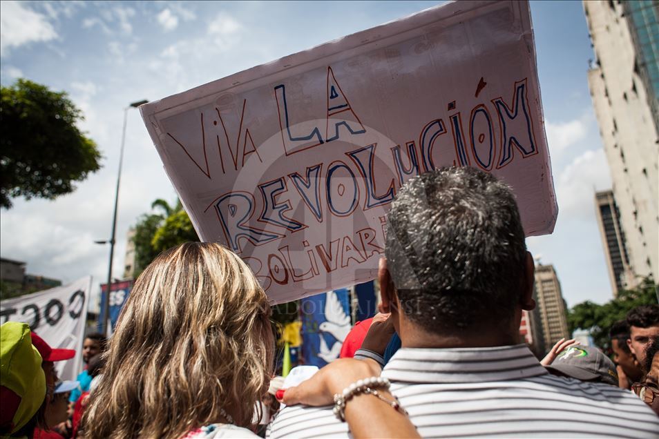 Vénézuela : pro et anti-Maduro manifestent à Caracas
