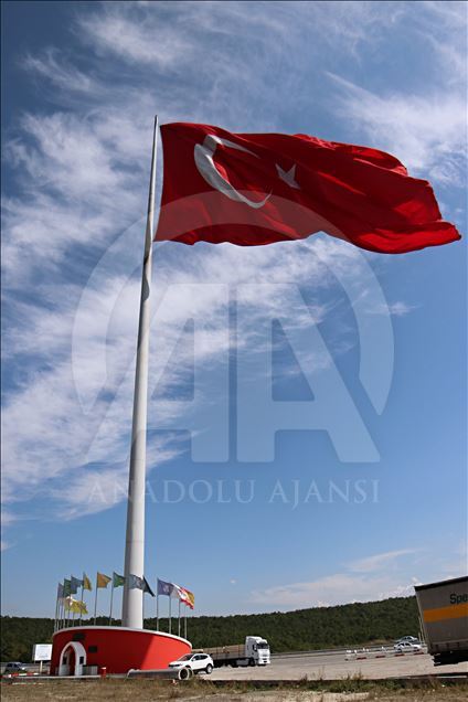 Kara yolunda dalgalanan dev Türk bayrağı

