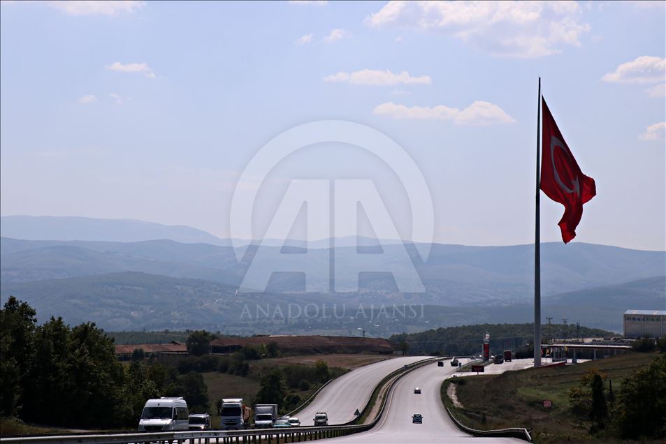 Kara yolunda dalgalanan dev Türk bayrağı
