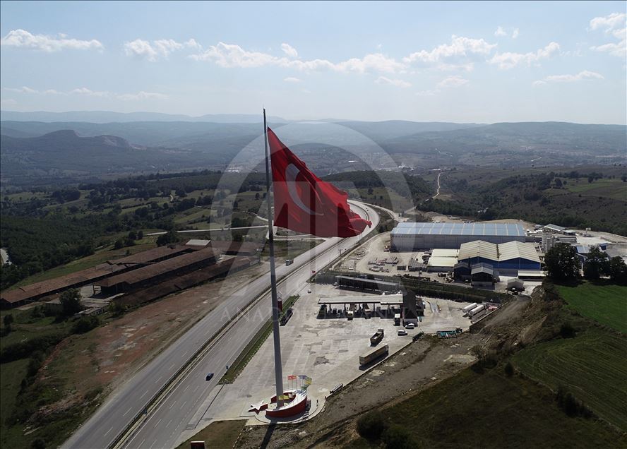 Kara yolunda dalgalanan dev Türk bayrağı
