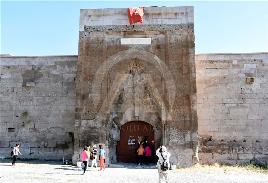 Ağzıkarahan Kervansarayı yıllara meydan okuyor