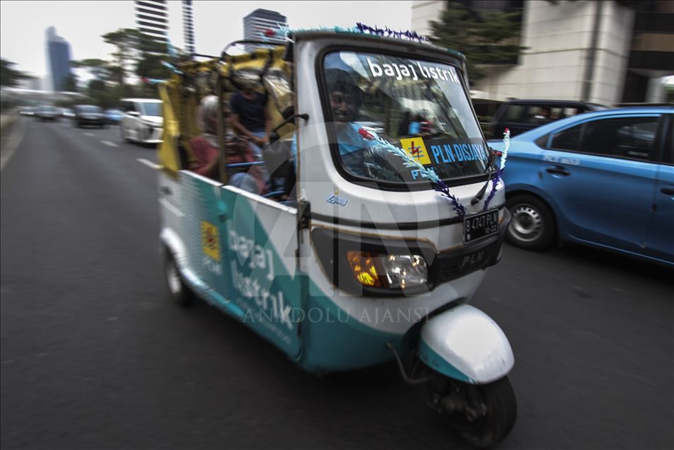 Parade kendaraan listrik di Jakarta 