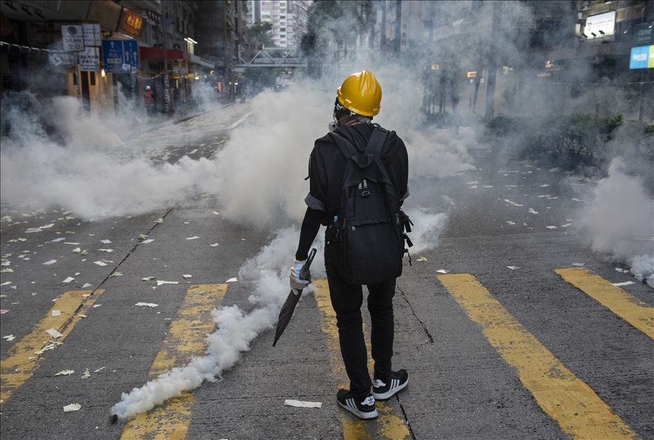 Hong Kong'da "polisin orantısız şiddetini" protesto eden gruba müdahale