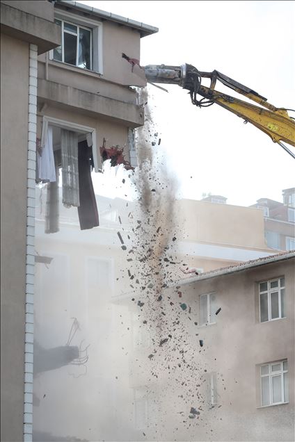 Kağıthane'de yurt binası yıkımı