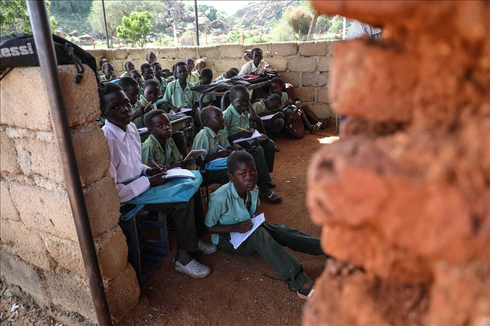 Zorlu şartlar Sudanlı çocukları derslerinden alıkoymuyor