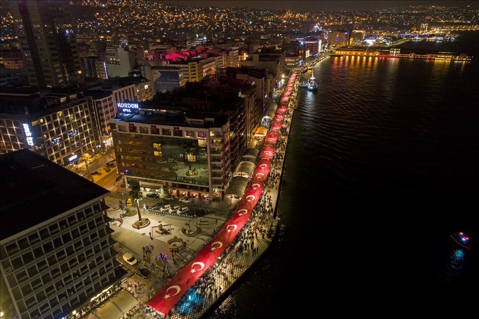 İzmir'de 350 metre uzunluğunda Türk Bayrağı açıldı